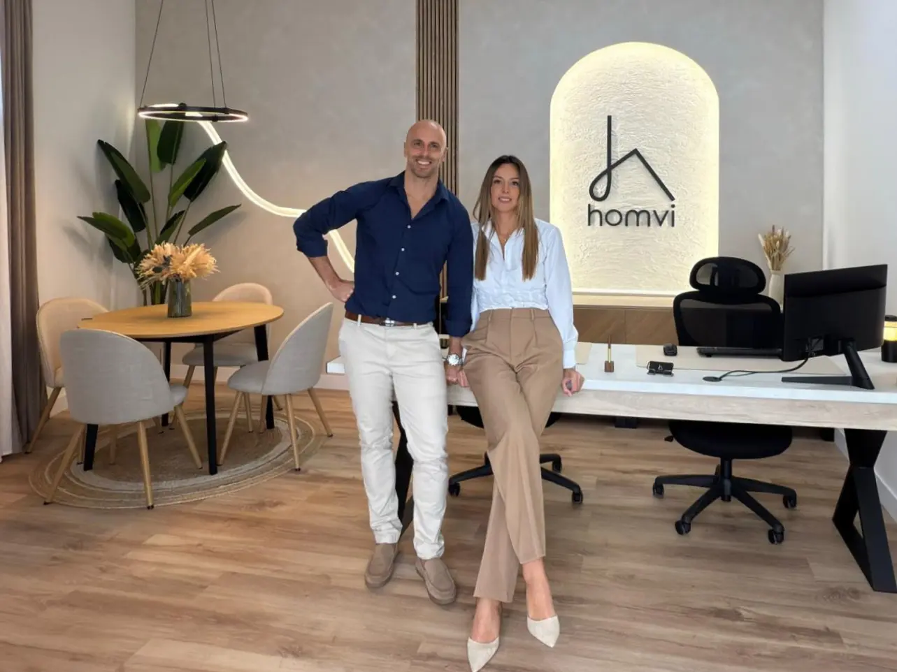 Laura Moreno y Eleazar Ortiz, fundadores de Homvi, en su oficina de Las Palmas de Gran Canaria